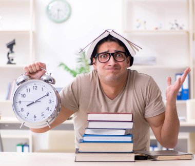 Genç erkek öğrenci evde sınavlara hazırlanıyor.