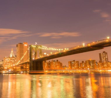 Manhattan ve Brooklyn Köprüsü 'nün gece manzarası