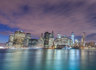 Manhattan ve Brooklyn Köprüsü 'nün gece manzarası