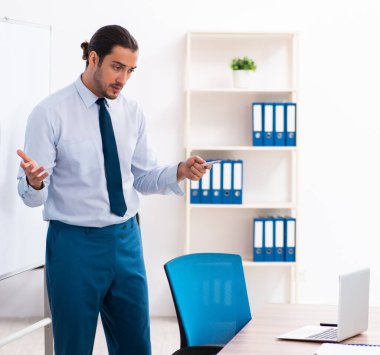 İş sunumu konsepti genç çalışanı