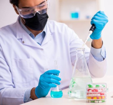 Genç kimyager uyuşturucu sentezi konseptinde