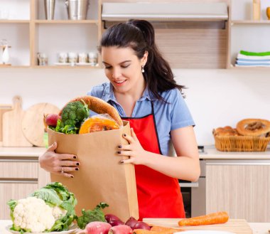 Mutfakta sebzeli genç kadın.