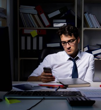 Ofiste geç saatlere kadar çalışan iş adamı.