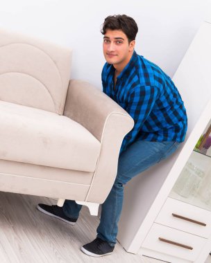 Kanepe taşıyan genç adam.