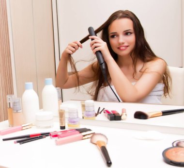 Saçını yaptıran güzel kadın partiye hazırlanıyor.