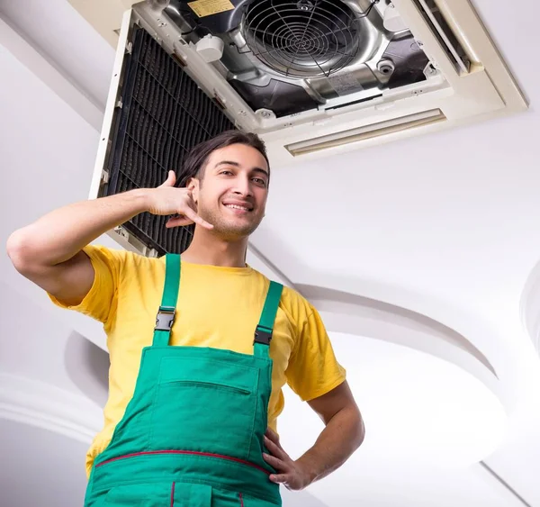 Den Unge Reparatören Reparerar Luftkonditioneringsaggregatet Taket — Stockfoto