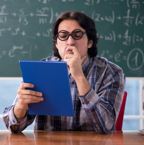Молодой Забавный Учитель Математики Перед Доской — стоковое фото