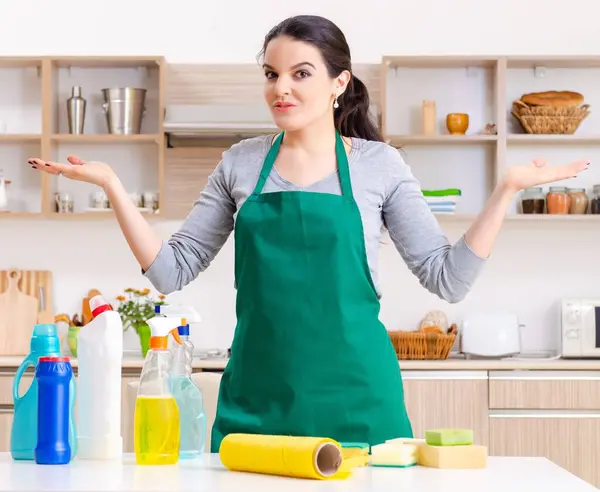 Ev işi yapan genç kadın müteahhit.