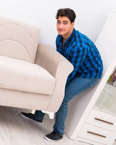 Kanepe taşıyan genç adam.