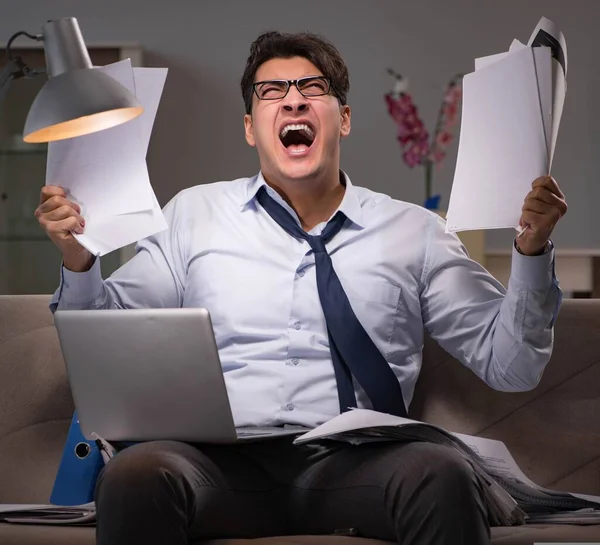 İşadamı evde geç saatlere kadar çalışıyor.