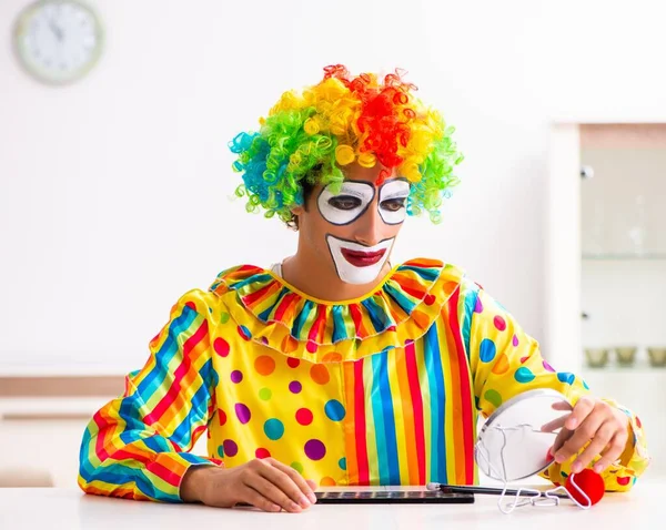 Erkek palyaço evde performansa hazırlanıyor.