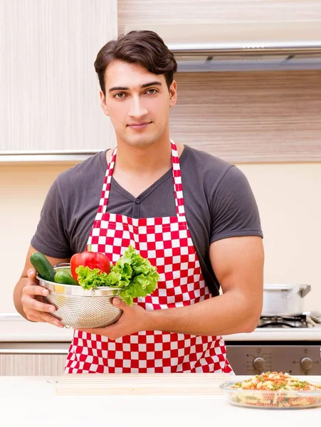 男は台所で料理を作る — ストック写真