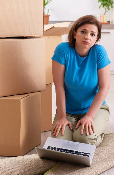 Middle Aged Woman Moving New Flat — Foto de Stock