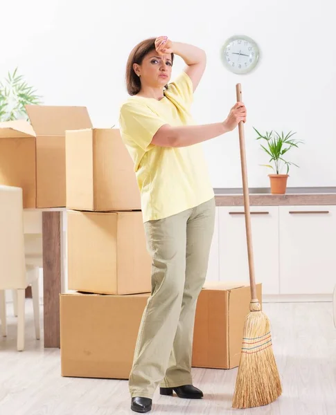 Middle Aged Woman Cleaning New Apartment — Stock Photo, Image