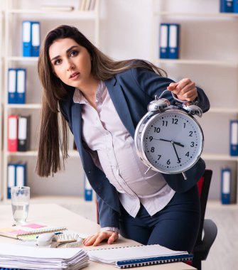 Ofiste çalışan genç hamile kadın.