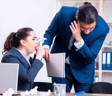 İşyerinde acı çeken iki çalışan.