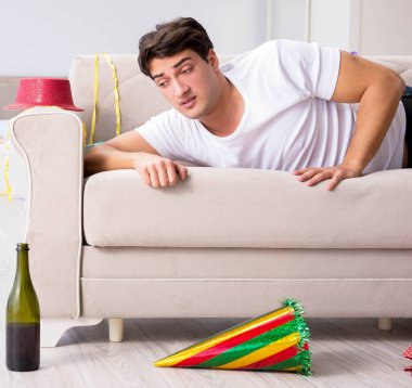 Yoğun partiden sonra evdeki adam.