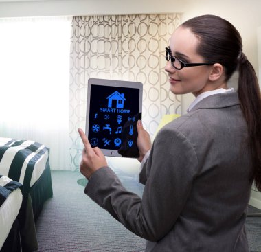 Kadınlarla akıllı ev kavramı