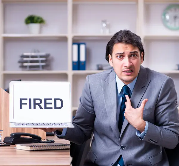 Jovem Empregado Ser Despedido Seu Trabalho — Fotografia de Stock