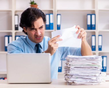 İş adamı bir sürü kağıtla yeni fikirleri reddediyor.