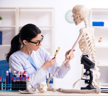 Laboratuvarda çalışan genç bayan arkeolog.