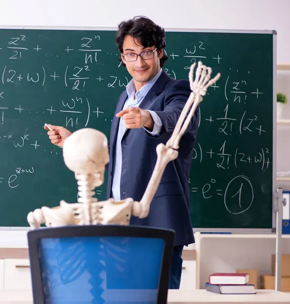 Joven Profesor Matemáticas Masculino Esqueleto Del Estudiante — Foto de Stock
