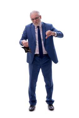 Yaşlı bir erkek çalışanın elinde cüzdan var.