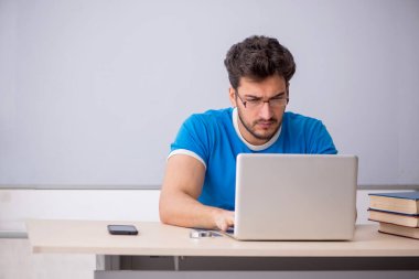 Telekulasyon konseptinde genç öğrenci