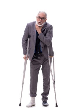 Eski erkek patron araba kazasından sonra beyazda izole edilmiş.