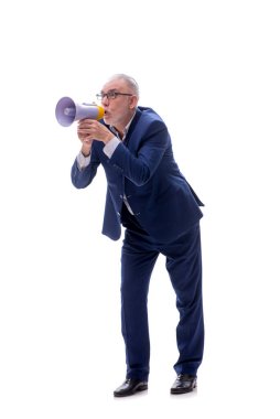 Yaşlı erkek patron megafonu bembeyaz tutuyor.