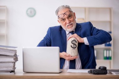 Eski maaş konsepti çalışanı.