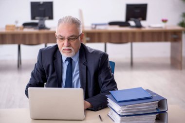 İş yerinde çalışan eski bir işadamı
