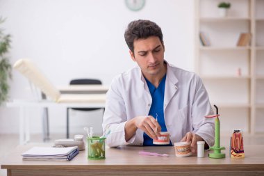 Hastanede çalışan genç bir dişçi.