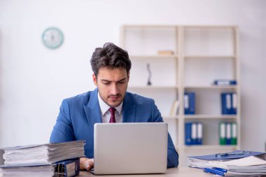 Ofiste çalışan genç bir çalışan.