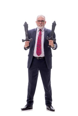 Kılıç tutan eski patron beyazlar üzerinde izole edilmiş.