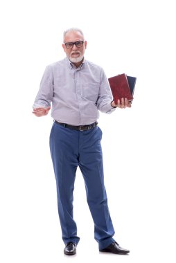 Yaşlı erkek patron beyaz kitaplarla izole edilmiş kitapları tutuyor.