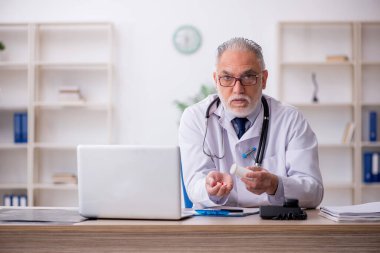 Hastanede çalışan yaşlı doktor.