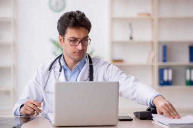 Teletıp konseptinde genç doktor