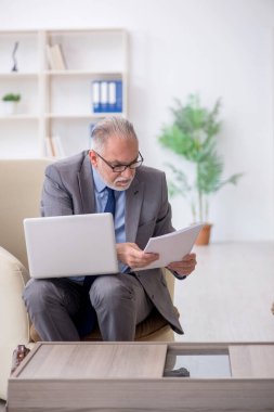 Koltukta oturan eski bir çalışan.