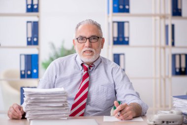 Eski çalışanım ve ofiste çok işim var.