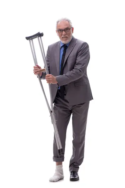Viejo Jefe Masculino Con Muletas Aisladas Blanco — Foto de Stock
