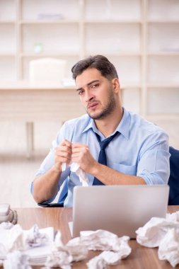 Beyin fırtınası konseptinde genç işadamı