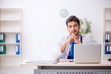 Klinikte çalışan genç bir doktor.