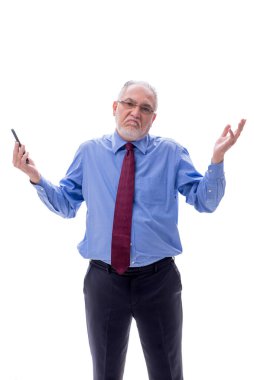 Yaşlı işadamı telefonda konuşuyor.