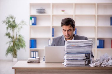 Beyin fırtınası konseptinde genç çalışan