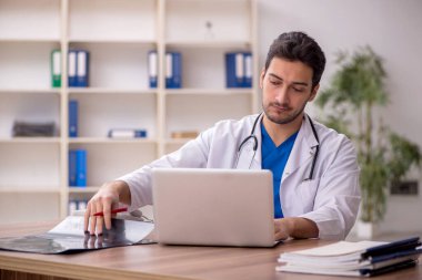 Hastanede çalışan genç doktor radyoloji uzmanı.