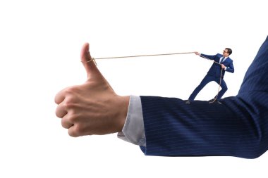 İş adamı onay konseptinde ip çekiyor.