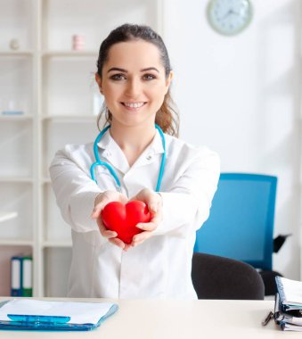 Klinikte çalışan genç bayan kardiyolog.