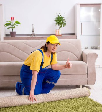 Ev işi yapan yaşlı kadın müteahhit.