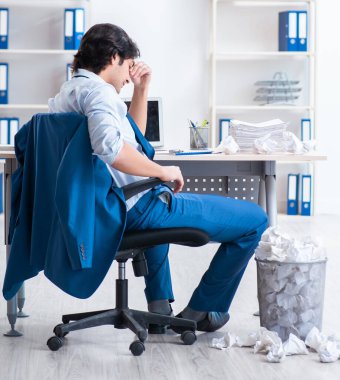 İş adamı bir sürü kağıtla yeni fikirleri reddediyor.